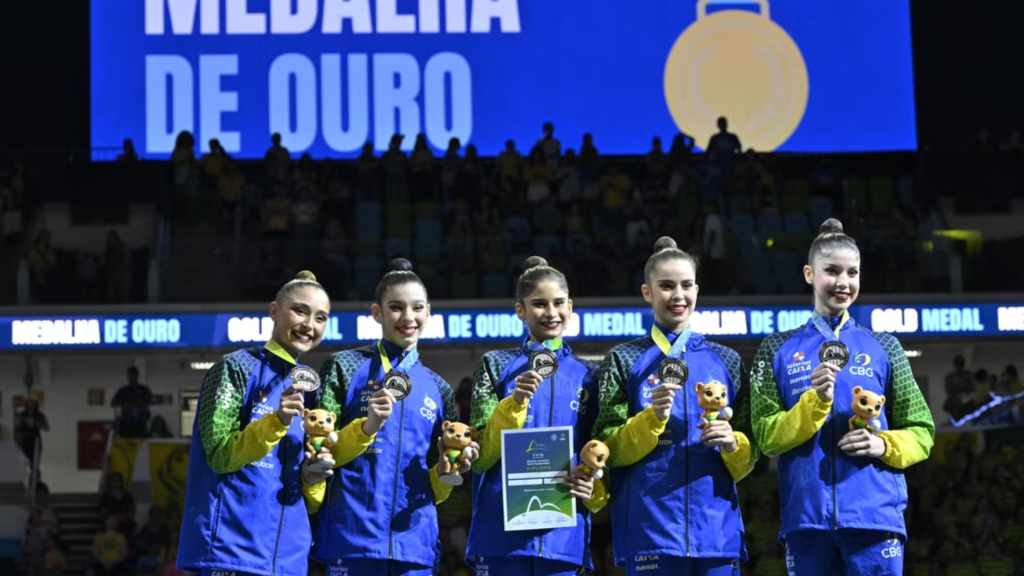 Atletas Olímpicas segurando suas medalhas.