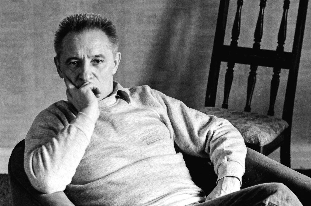 Yuri Grigorovich sentado em uma poltrona